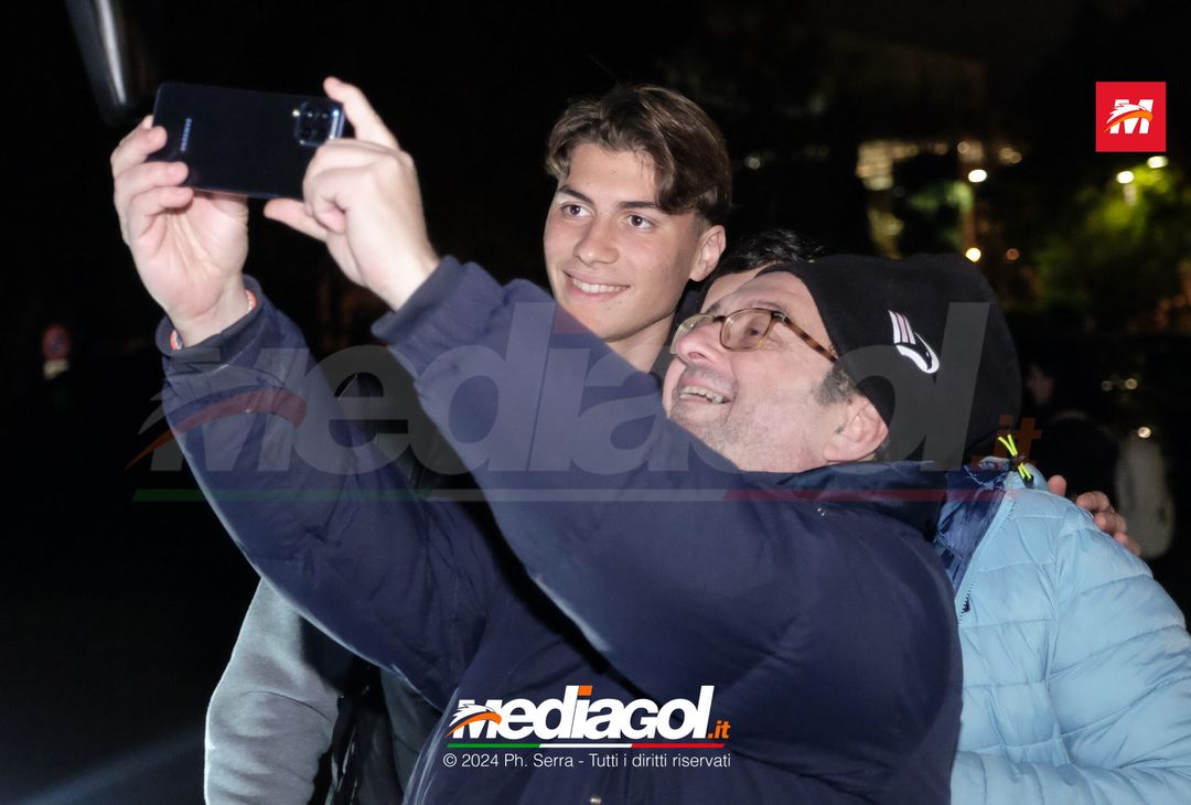 FOTO PALERMO: la squadra rosanero si raduna al parcheggio dell’Ippodromo (GALLERY) - immagine 17