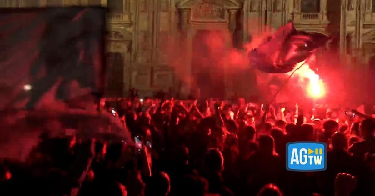 Scudetto al Napoli: esplode la festa anche in Piazza Duomo a Milano | VIDEO Scudetto al Napoli: esplode la festa anche in Piazza Duomo a Milano | VIDEO