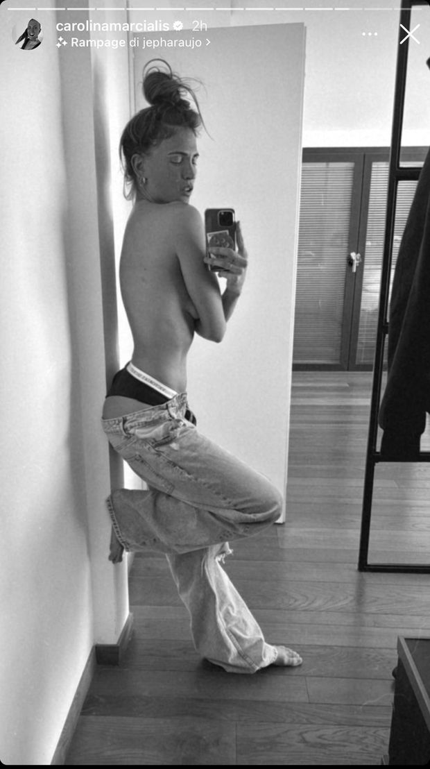Carolina, profilo super sexy. Lady Cassano, selfie hot sui social: topless e fisico top- immagine 2