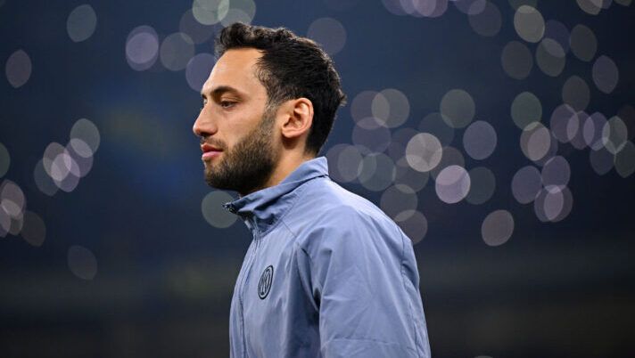 MILAN, ITALY - FEBRUARY 16: Hakan Calhanoglu of FC Internazionale looks on before the Serie A TIM match between FC Internazionale and US Salernitana - Serie A TIM at Stadio Giuseppe Meazza on February 16, 2024 in Milan, Italy. (Photo by Mattia Ozbot - Inter/Inter via Getty Images) Calhanoglu: “Ringrazio Zhang, ha fatto tanto per l’Inter. Inzaghi, Montella e il mio ruolo…” - immagine 1