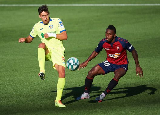 Pamplona, Spagna - 5 luglio 2020: Jaime Mata del Getafe e Pervis Estupiñán dell' Osasuna. (Foto di Juan Manuel Serrano Arce/Getty Images) UFFICIALE – Pervis Estupiñán al Milan: ecco il sostituto di Theo Hernández- immagine 2