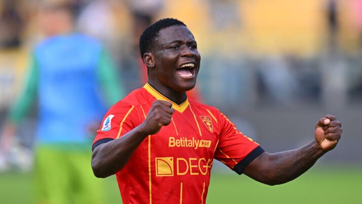 PARMA, ITALY - OCTOBER 04: Lameck Banda of Lecce reacts after the team's victory in the Serie A match between Parma Calcio 1913 and US Lecce at Stadio Ennio Tardini on October 04, 2025 in Parma, Italy. (Photo by Alessandro Sabattini/Getty Images) Gli assist della 15a giornata al fantacalcio: c’è il +1 per Banda contro il Pisa - immagine 1