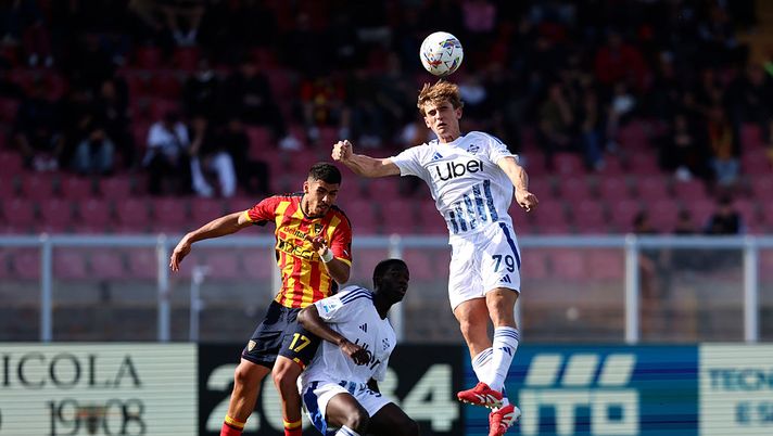 LECCE, ITALY - APRIL 19: Danilo Veiga of Lecce competes for the ball with Nicolas Paz of Como during the Serie A match between Lecce and Como at Stadio Via del Mare on April 19, 2025 in Lecce, Italy. (Photo by Maurizio Lagana/Getty Images) Lecce-Como, dove vedere la partita in diretta televisiva e streaming LIVE - immagine 1