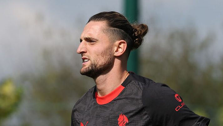 CAIRATE, ITALY - OCTOBER 01: Adrien Rabiot of AC Milan in action during AC Milan training session at Milanello on October 01, 2025 in Cairate, Italy. (Photo by Claudio Villa/AC Milan via Getty Images) Rabiot corre verso il recupero, ma il Milan non rischia: cosa filtra sul suo rientro - immagine 1