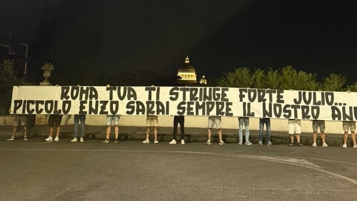 “Roma tua ti stringe forte, Julio”: striscione dei tifosi per il piccolo Enzo - immagine 1