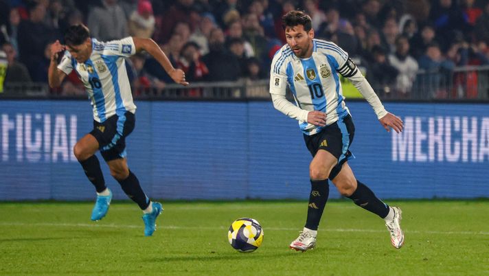 SANTIAGO, CHILE - JUNE 5: Lionel Messi of Argentina controls the ball during the FIFA World Cup 2026 Qualifier match between Chile and Argentina at Estadio Nacional de Chile on June 5, 2025 in Santiago, Chile. (Photo by Marcelo Hernandez/Getty Images) Argentina e Colombia a confronto: sulla carta non c’è partita - immagine 1