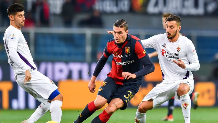 GENOA, ITALY - DECEMBER 29: Andrea Favilli of Genoa (center), Marco Benassi and Federico Ceccherini of Fiorentina of Fiorentina vie for the ball during the Serie A match between Genoa CFC and ACF Fiorentina at Stadio Luigi Ferraris on December 29, 2018 in Genoa, Italy. (Photo by Paolo Rattini/Getty Images) Palermo