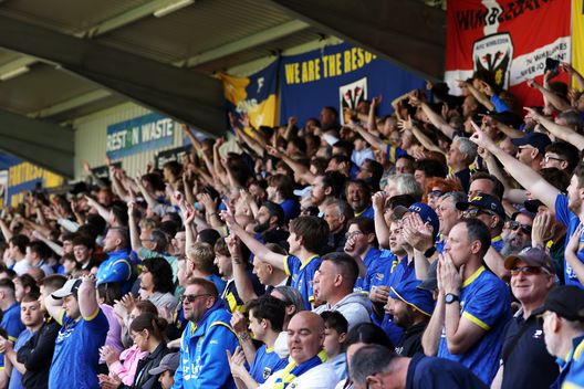 WIMBLEDON, INGHILTERRA - 17 MAGGIO: I tifosi dell'AFC Wimbledon applaudono dagli spalti durante la partita di ritorno della semifinale dei play off della Sky Bet League Two tra AFC Wimbledon e Notts County al Cherry Red Records Stadium il 17 maggio 2025 a Wimbledon, Inghilterra. (Foto di Luke Walker/Getty Images) Infarto in campo: segna il gol decisivo e poi finisce in ospedale- immagine 2