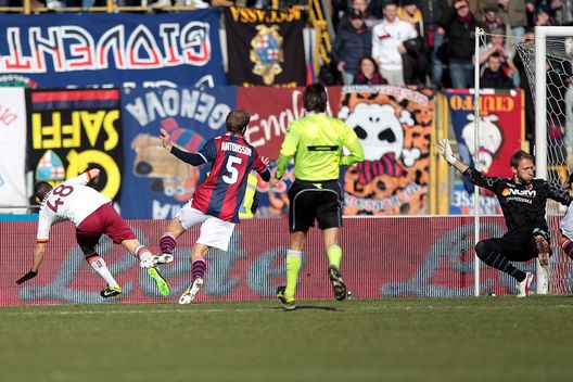 Il gol di Florenzi che apre le marcature nella sfida col Bologna nel 2013. (Foto di Gabriele Maltinti/Getty Images) Bologna-Roma 3-3: partita di fuoco tra errori, magie e sei gol impossibili da dimenticare- immagine 2