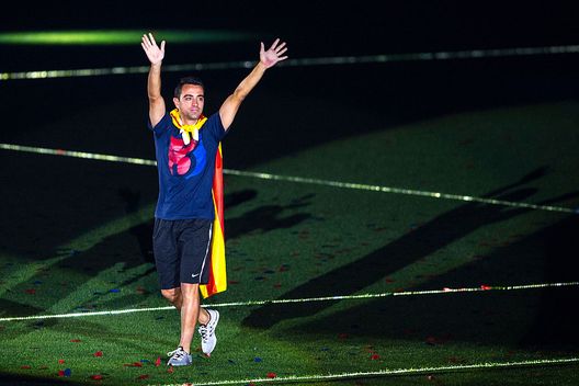 BARCELLONA, SPAGNA - GIUGNO 07: Xavi Hernandez dopo la vittoria della Champions nel 2015. (Photo by David Ramos/Getty Images) La voce del campo, il cuore dello spogliatoio: i leader immortali di Barça e Real- immagine 4