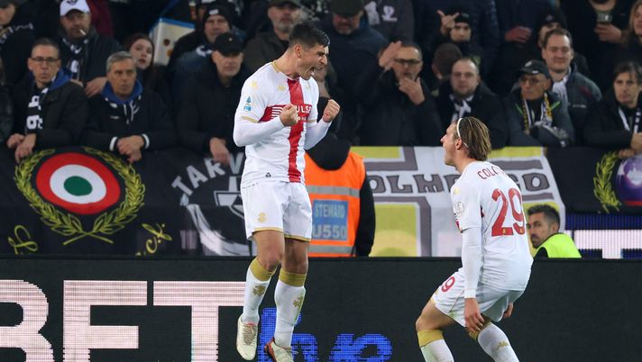 UDINE, ITALY - DECEMBER 08: Ruslan Malinovskyi of Genoa celebrates scoring a penalty with teammate Lorenzo Colombo during the Serie A match between Udinese Calcio and Genoa CFC at Stadio Friuli on December 08, 2025 in Udine, Italy. (Photo by Timothy Rogers/Getty Images) Il Genoa guadagna 3 punti preziosi: battuta l’Udinese 1-2, decide Norton-Cuffy - immagine 1