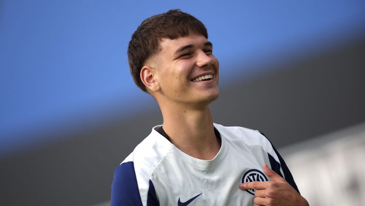 MILAN, ITALY - AUGUST 01: Luka Topalovic of FC Internazionale U23 in action during FC Internazionale U23 Training Session at Centro Sportivo Interello Giacinto Facchetti on August 01, 2025 in Milan, Italy. (Photo by FC Internazionale/Inter via Getty Images) Topalovic: “Non dimenticherò mai il debutto in prima squadra. Da quando sono all’Inter…” - immagine 1