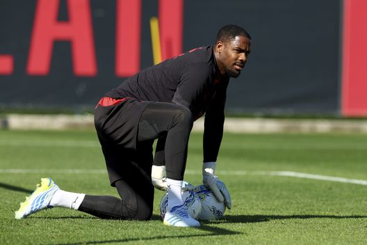 CAIRATE, ITALIA - 8 APRILE: Mike Maignan dell'AC Milan osserva durante una sessione di allenamento dell'AC Milan a Milanello l'8 aprile 2026 a Cairate, Italy. (Foto di Giuseppe Cottini/AC Milan via Getty Images) Milan, questa è una giornata da non sbagliare: la zona Champions diventa bollente- immagine 2