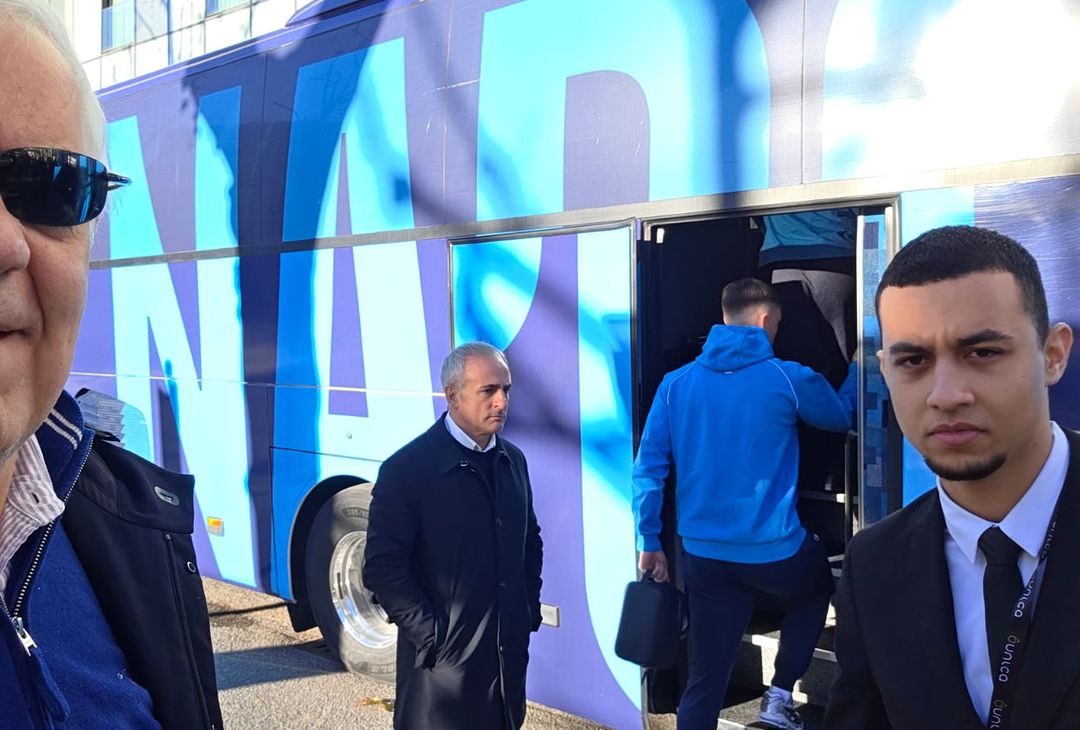 Il Napoli lascia l’albergo per la rifinitura: foto e autografi con i tifosi – LE FOTO - immagine 2