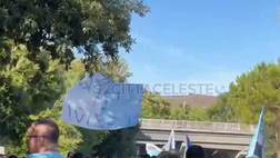 Laziali in protesta, una bandiera parla chiaro: “Libera la Lazio” – VIDEO