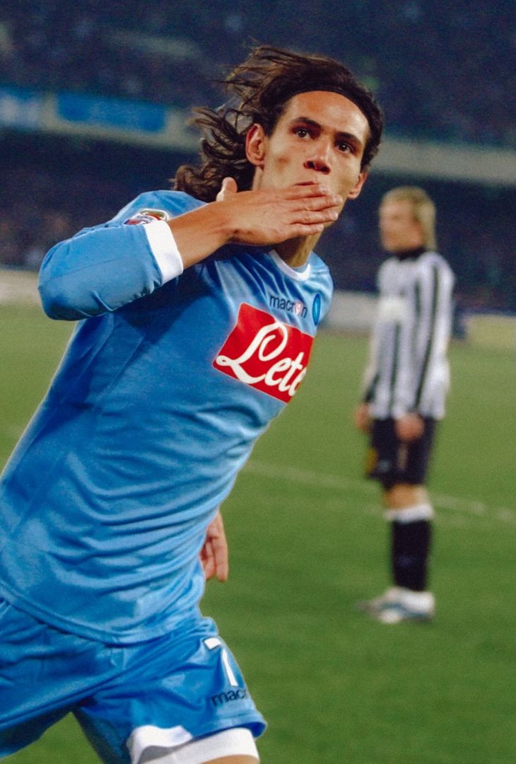 Poco più di 24 ore separano Napoli-Juventus dal suo fischio d'inizio. Valevole per la 14ª giornata di Serie A, la gara andrà in scena domani, domenica 7 dicembre, alle 20:45. Nel frattempo, per smorzare l'attesa, l'account Instagram della società partenopea ha pubblicato un post composto da sedici fotografie, una per ogni battaglia (fatta eccezione per la _'manita'_ del febbraio 2023) che ha avuto per protagoniste, sotto i riflettori dello Stadio Diego Armando Maradona (chiamato San Paolo fino al novembre 2020), la compagine azzurra e quella bianconera. Un viaggio che va a ritroso: dalla stagione 2024/25 allo scontro più recente, ovvero quello dell'annata 2010/11.