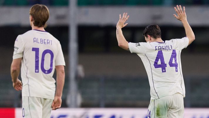 VERONA, ITALY - APRIL 04: Nicolò Fagioli of Fiorentina celebrates after scoring his team's first goal during the Serie A match between Hellas Verona FC and ACF Fiorentina at Stadio Marcantonio Bentegodi on April 04, 2026 in Verona, Italy. (Photo by Emmanuele Ciancaglini/Getty Images) Cecchi: “Fiorentina, il dio del calcio ci ha voluto davvero bene questa volta” - immagine 1
