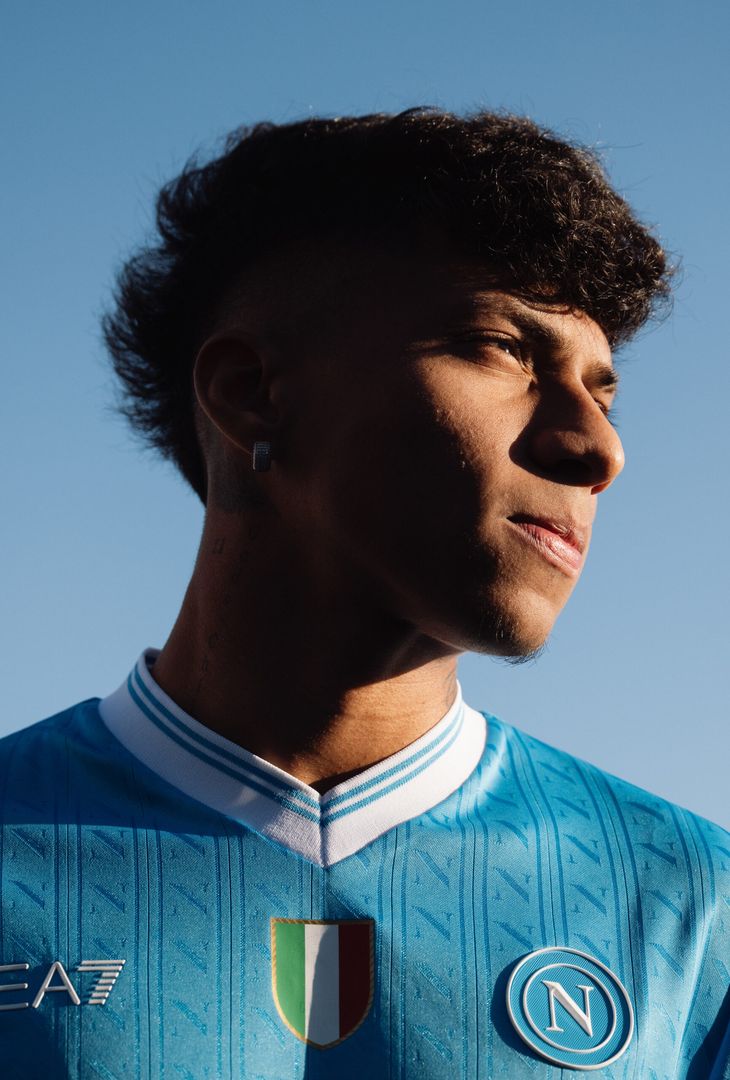 Dopo una lunga trattativa, Alisson Santos è diventato un nuovo giocatore del Napoli. L'esterno brasiliano, proveniente dallo Sporting, ha firmato il suo contratto in azzurro in una location d'eccezione, sullo sfondo del Golfo partenopeo.