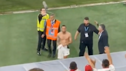 VIDEO / Tifoso vola per la maglia di Calhanoglu, ride anche Hakan