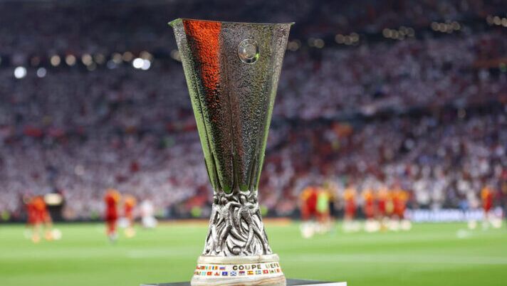 BUDAPEST, HUNGARY - MAY 31: A detailed view of the UEFA Europa League trophy prior to the UEFA Europa League 2022/23 final match between Sevilla FC and AS Roma at Puskas Arena on May 31, 2023 in Budapest, Hungary. (Photo by Naomi Baker/Getty Images) UFFICIALE – Lazio-Roma, derby possibile agli ottavi di Europa League: il tabellone - immagine 1