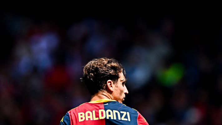GENOA, ITALY - MAY 17: Tommaso Baldanzi of Genoa looks on during the Serie A match between Genoa CFC and AC Milan at Stadio Luigi Ferraris on May 17, 2026 in Genoa, Italy. (Photo by Simone Arveda/Getty Images) Di Marzio: Baldanzi al Genoa. Scambio di documenti con la Roma - immagine 1