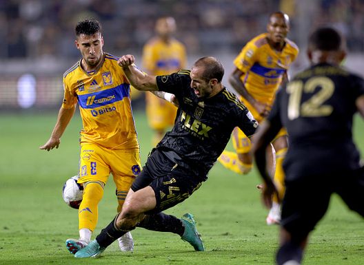 Giorgio Chiellini n. 14 del LAFC sfida Fernando Gorriarán n. 8 dell'UANL Tigres durante la prima metà al BMO Stadium il 27 settembre 2023 Los Angeles: le stelle europee che brillano in California- immagine 6