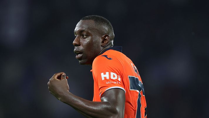 FLORENCE, ITALY - OCTOBER 27: Stefano Okaka Chuka of Istanbul Basaksehir FK gestures during the UEFA Europa Conference League group A match between ACF Fiorentina and Istanbul Basaksehir at Stadio Artemio Franchi on October 27, 2022 in Florence, Italy. (Photo by Gabriele Maltinti/Getty Images) Okaka, quindici anni dopo il Siena: tacco vincente in Ravenna-Ascoli - immagine 1