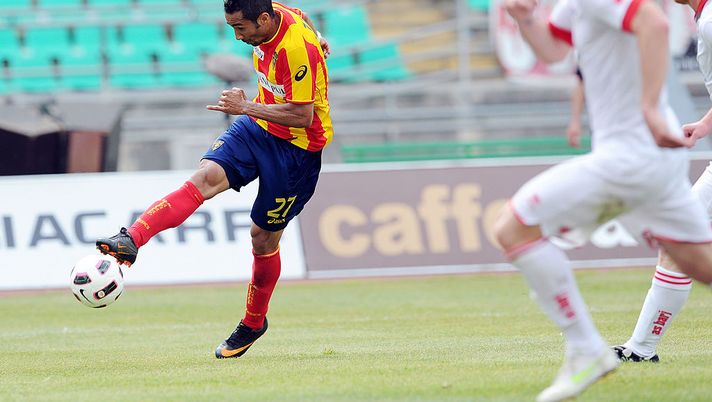 BARI, ITALY - MAY 15: Jedaias Neves Jeda of Lecce scores the goal 2-0 during the Serie A match between AS Bari and Lecce at Stadio San Nicola on May 15, 2011 in Bari, Italy. (Photo by Giuseppe Bellini/Getty Images) Il doppio derby di Jeda: “Io, ex Lecce, e il mio Cagliari sale in A proprio a Bari…” - immagine 1