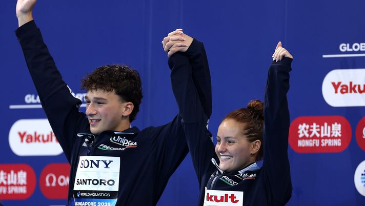 SINGAPORE, SINGAPORE - JULY 30: Gold medalists Matteo Santoro and Chiara Pellacani of Team Italy celebrate on the podium during the Mixed 3m Synchronised medal ceremony on day 20 of the Singapore 2025 World Aquatics Championships at OCBC Aquatic Centre on July 30, 2025 in Singapore. (Photo by Sarah Stier/Getty Images) Pellacani-Santoro d’oro ai Mondiali: arrivano i complimenti della Roma – FOTO - immagine 1