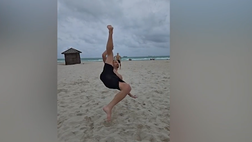 VIDEO / Ibrahimovic in gran forma: rovesciata da urlo in spiaggia