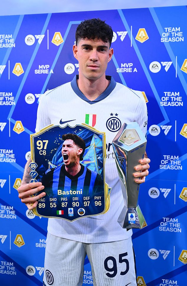 Bastoni premiato come miglior difensore del campionato. (Foto di Mattia Pistoia - Inter/Inter via Getty Images) Inter, top e flop della Serie A 2024/2025: il bis mancato pesa sul giudizio- immagine 3
