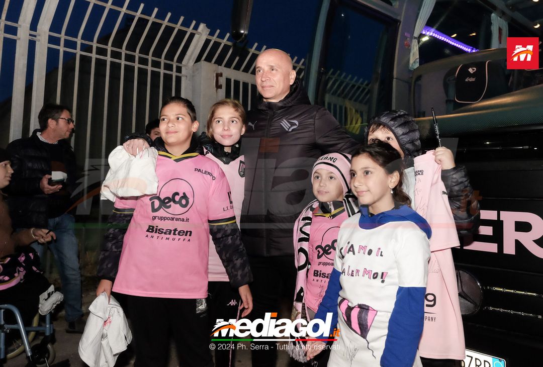 FOTO PALERMO: il Palermo FC si raduna al parcheggio dell’Ippodromo (GALLERY) - immagine 7