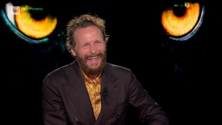 Jovanotti: “Berlusconi mi disse: facciamo pipì insieme o il Milan perde. E allora…”  Jovanotti: “Berlusconi mi disse: facciamo pipì insieme o il Milan perde. E allora…” - immagine 1