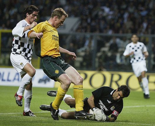 Porto, Portogallo - 24 aprile 2003: Azione di gioco della semifinale di Coppa UEFA tra Boavista e Celtic. (Foto di Ross Kinnaird/Getty Images) Boavista nel caos: negata la licenza LPFP e retrocesso in terza serie- immagine 2