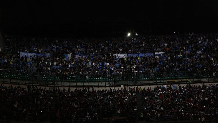 MILAN, ITALY - SEPTEMBER 28: Napoli fans during the Serie A match between AC Milan and SSC Napoli at Giuseppe Meazza Stadium on September 28, 2025 in Milan, Italy. (Photo by Marco Luzzani/Getty Images) Benfica-Napoli, massima attenzione: il piano per evitare qualsiasi scontro – Mattino - immagine 1
