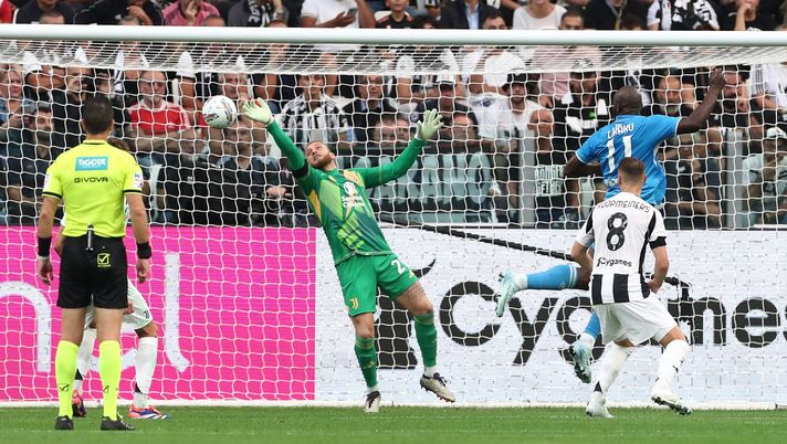 TURIN, ITALY - SEPTEMBER 21: Michele Di Gregorio of Juventus dives to save a shot during the Serie A match between Juventus and Napoli at Juventus Stadium on September 21, 2024 in Turin, Italy. (Photo by Marco Luzzani/Getty Images) Juventus, la difesa è di ferro: il dato è straordinario, ma il Napoli ha fatto meglio - immagine 1