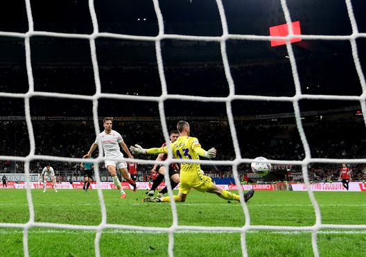 MILAN, ITALY - APRIL 05: Luka Jovic of AC Milan scores the second goal during the Serie match between Milan and Fiorentina at Stadio Giuseppe Meazza on April 05, 2025 in Milan, Italy. (Photo by Claudio Villa/AC Milan via Getty Images) CorSport su De Gea: “Non ha fretta di rinnovare, non è scontato accetti”- immagine 2