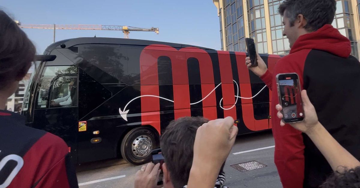 VIDEO – Milan Bruges, pullman rossonero arrivato a San Siro | PM News