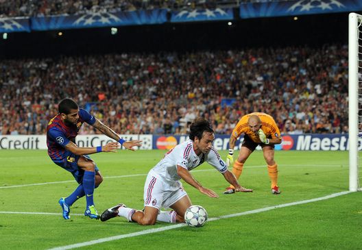 BARCELONA, SPAIN - SEPTEMBER 13: Daniel Alves (L) of FC Barcelona pushes Alessandro Nesta of AC Milan from the ball during the UEFA Champions League group H match between FC Barcelona and AC Milan at the Camp Nou stadium on September 13, 2011 in Barcelona, Spain. (Photo by Jasper Juinen/Getty Images) milan-barcellona-partite-importanti-storiche-champions-league-formazioni-ricordi-memories-amarcord