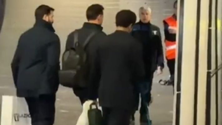 Infortunio Neres, l’azzurro lascia lo stadio Olimpico in stampelle IL VIDEO Infortunio Neres, l’azzurro lascia lo stadio Olimpico in stampelle IL VIDEO - immagine 1