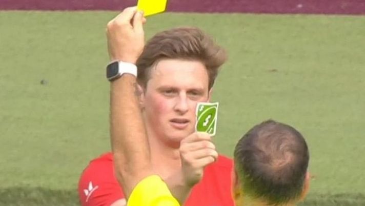 Sidemen Charity Match: youtuber ammonisce l’arbitro con carta di UNO - immagine 1