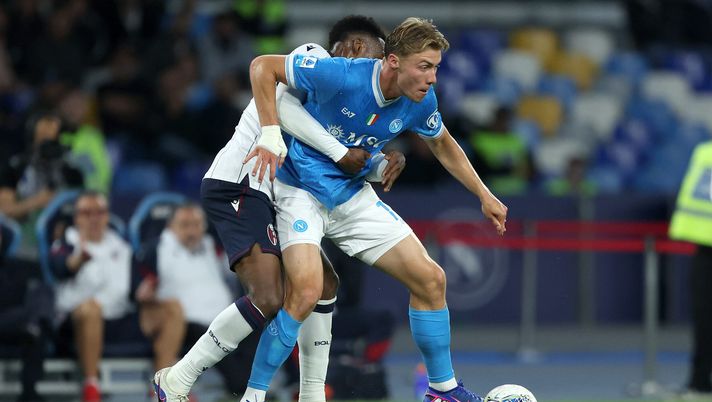 NAPLES, ITALY - MAY 11: Rasmus Hojlund of SSC Napoli battles for possession with Jhon Lucumi of Bologna FC 1909 during the Serie A match between SSC Napoli and Bologna FC 1909 at Stadio Diego Armando Maradona on May 11, 2026 in Naples, Italy. (Photo by Francesco Pecoraro/Getty Images) hojlund napoli