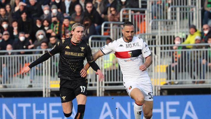 VENICE, ITALY - FEBRUARY 20: Dennis Johnsen of Venezia competes for the ball with Nicola Maksimovic of Genoa during the Serie A match between Venezia FC and Genoa CFC at Stadio Pier Luigi Penzo on February 20, 2022 in Venice, Italy. (Photo by Maurizio Lagana/Getty Images) Genoa: nonostante l’infermeria affollata, è di Blessin l’attuale migliore difesa - immagine 1