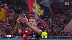 Genoa, Messias come Totti: selfie sotto la Curva e tifosi in delirio