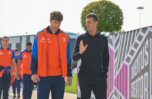 TURIN, ITALY - AUGUST 6: Dusan Vlahovic of Juventus and Thiago Motta, Manager of Juventus arrive ahead of the Pre-season Friendly between Juventus and Juventus Next Gen at Allianz Stadium on August 6, 2024 in Turin, Italy. (Photo by Chris Ricco - Juventus FC/Juventus FC via Getty Images) Thiago Motta al Milan come nuovo allenatore: vero o falso?- immagine 3