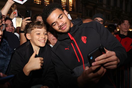 Zachary Athekame fa selfie al Milan Store (Photo by Sara Cavallini/AC Milan via Getty Images) Athekame De Winter