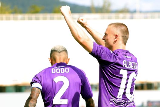 FLORENCE, ITALY - SEPTEMBER 22: Albert Gudmundsson of ACF Fiorentina celebrates after scoring a goal during the Serie A match between Fiorentina and SS Lazio at Stadio Artemio Franchi on September 22, 2024 in Florence, Italy. (Photo by Gabriele Maltinti/Getty Images) Fiorentina-Lazio 2-1, finisce qui! Gudmundsson porta i primi tre punti- immagine 2