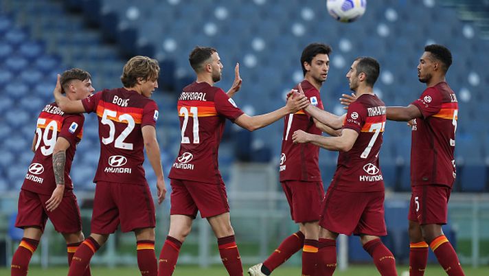ROME, ITALY - MAY 09: Borja Mayoral of A.S Roma celebrates with team mates after scoring their side's fifth goal during the Serie A match between AS Roma and FC Crotone at Stadio Olimpico on May 09, 2021 in Rome, Italy. Sporting stadiums around Italy remain under strict restrictions due to the Coronavirus Pandemic as Government social distancing laws prohibit fans inside venues resulting in games being played behind closed doors. (Photo by Paolo Bruno/Getty Images) Serie A, Roma-Crotone 5-0: giallorossi a valanga sui calabresi - immagine 1