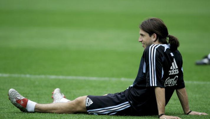 FRANKFURT, GERMANY - JUNE 17: Diego Placente rests on the grass during the training session of the Argentinian National Team for the FIFA Confederations Cup 2005 on June 17, 2005 in Nuremberg, Germany. (Photo by Sandra Behne/Bongarts/Getty Images) Mondiale U20, caos alla fine di Argentina-Messico: Placente mette a tacere un collaboratore azteco - immagine 1