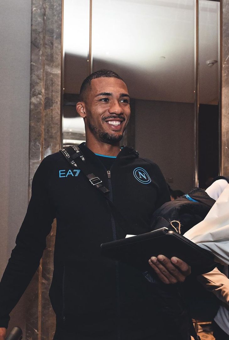 GALLERY Supercoppa, il Napoli è sbarcato a Riyadh: gli scatti dell’arrivo - immagine 7